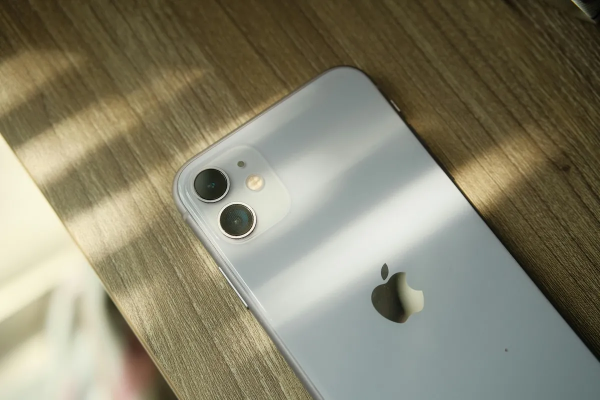 Какой купить Айфон в 2026: iPhone Air или базовый?