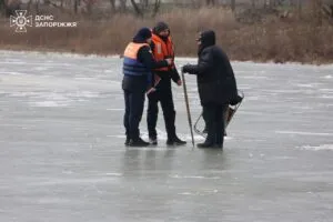 На Запоріжжі людина провалилася під лід та загинула