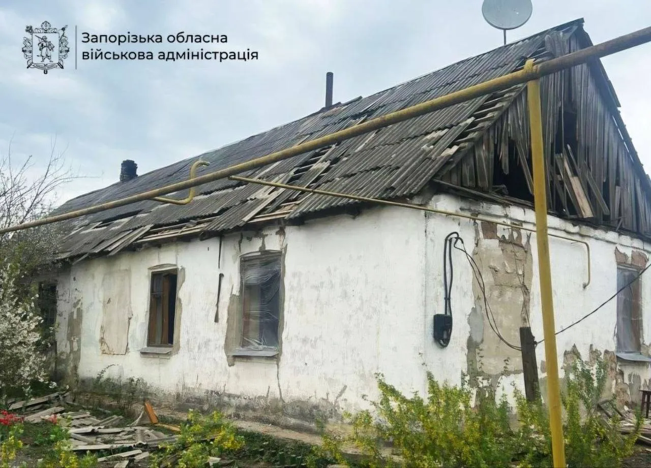 Окупанти поранили двох чоловіків під час атаки по Запорізькому району