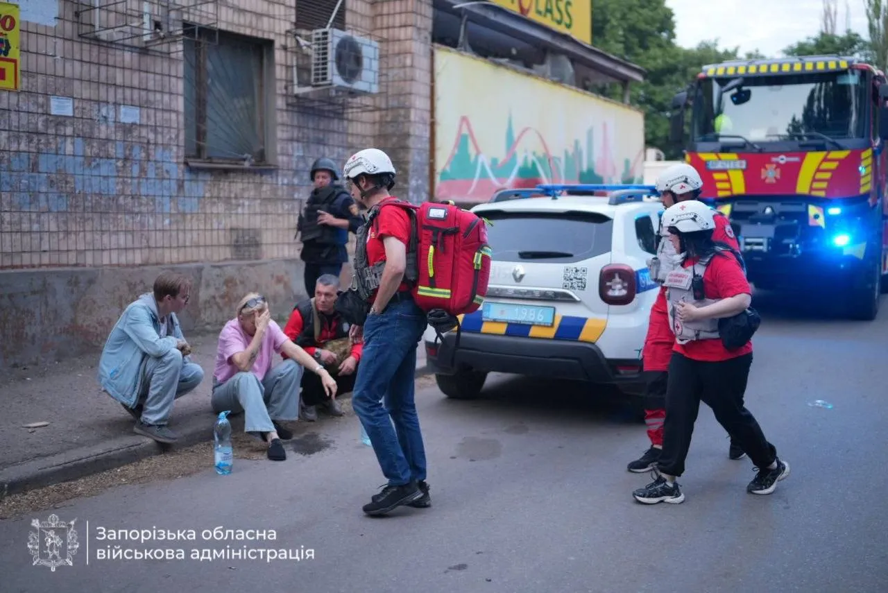 Ворожий дрон атакував багатоповерхівку у Запоріжжі: відомо про 4 постраждалих
