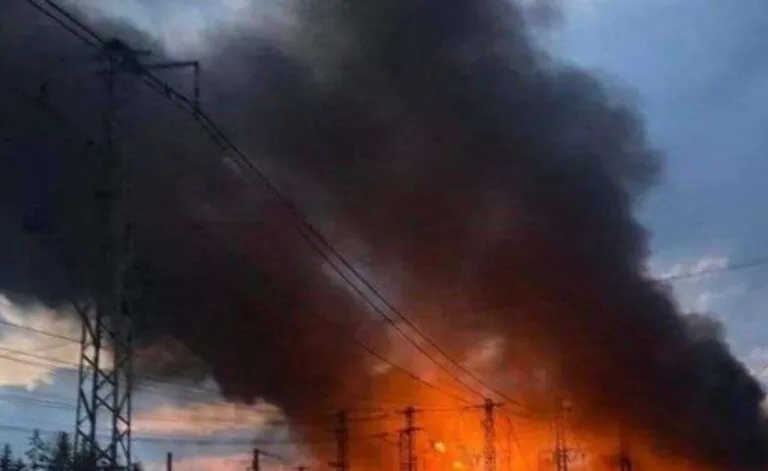 Вибухи і пожежа у Запоріжжі: місто атакували балістикою і дронами