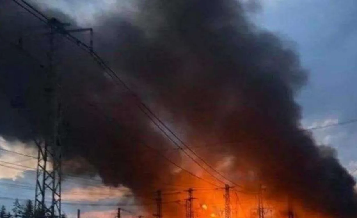Вибухи і пожежа у Запоріжжі: місто атакували балістикою і дронами