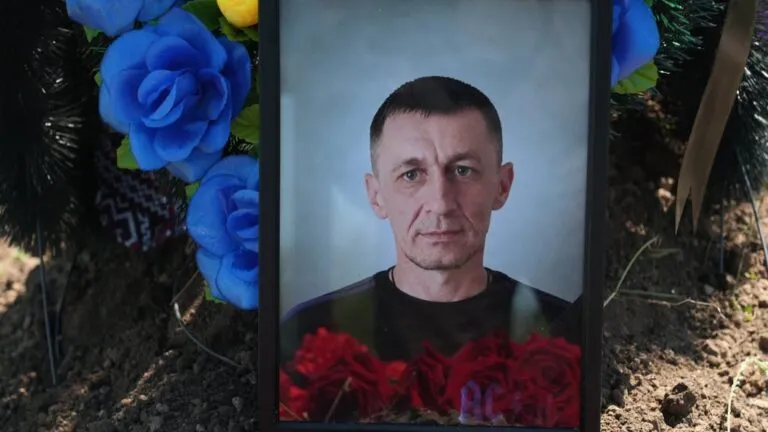 Їхав підстригтися і купити ліки: у Запоріжжі поховали переселенця з Гуляйполя, вбитого дроном у маршрутці