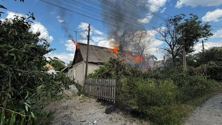 Двоє загиблих і 21 поранений: росіяни дві години поспіль бомбили Запоріжжя