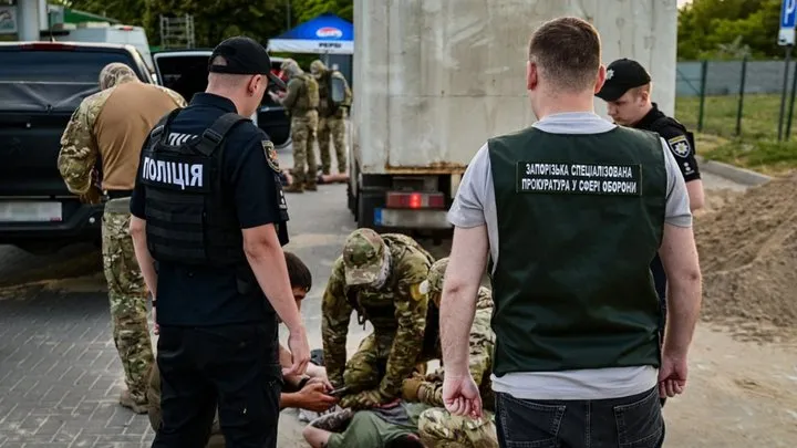 За 6 тисяч доларів через кордон: у Запоріжжі затримали військового-організатора схеми