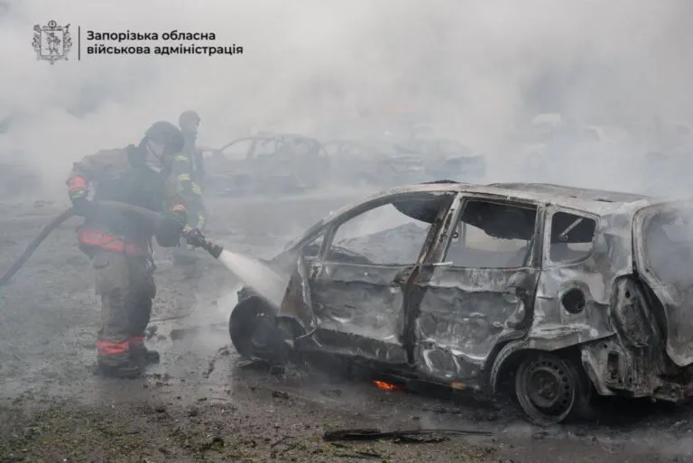 Десятки авто згоріли на стоянці: Запоріжжя знову під ударом