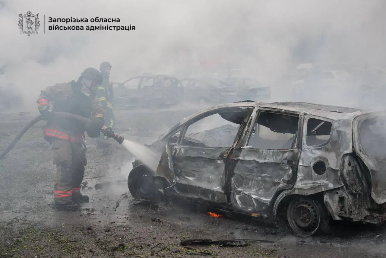 Десятки авто згоріли на стоянці: Запоріжжя знову під ударом