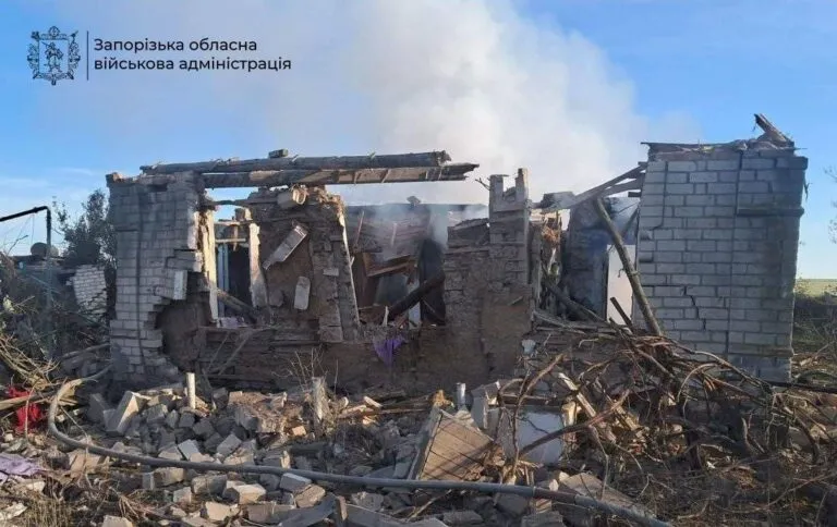 Ворог вдарив по Вільнянську: є поранені і люди під завалами