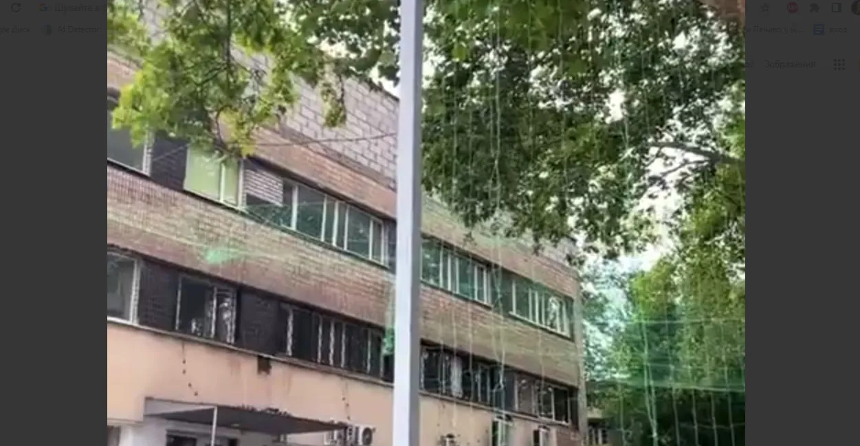 Антидронові сітки дійшли до центру: у Вознесенівському районі Запоріжжя монтують захист
