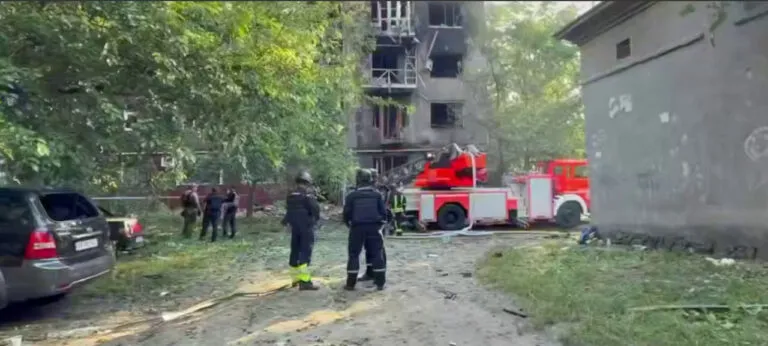 Стрибали з четвертого поверху: у Запоріжжі рятувалися з палаючої багатоповерхівки