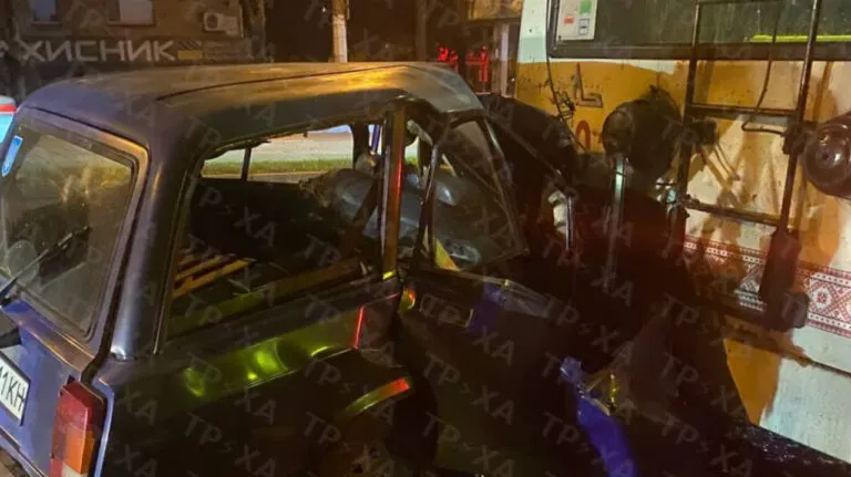Авто на швидкості врізалося в тролейбус у Запоріжжі: є жертви