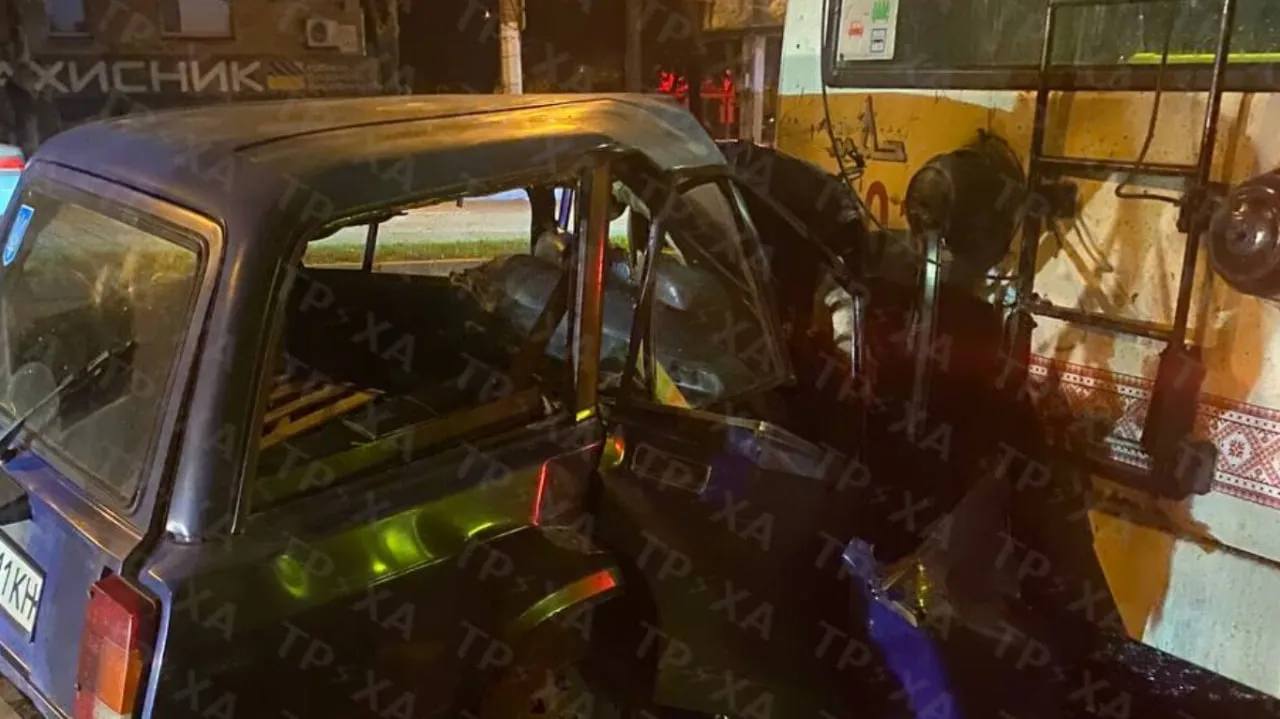 Авто на швидкості врізалося в тролейбус у Запоріжжі: є жертви