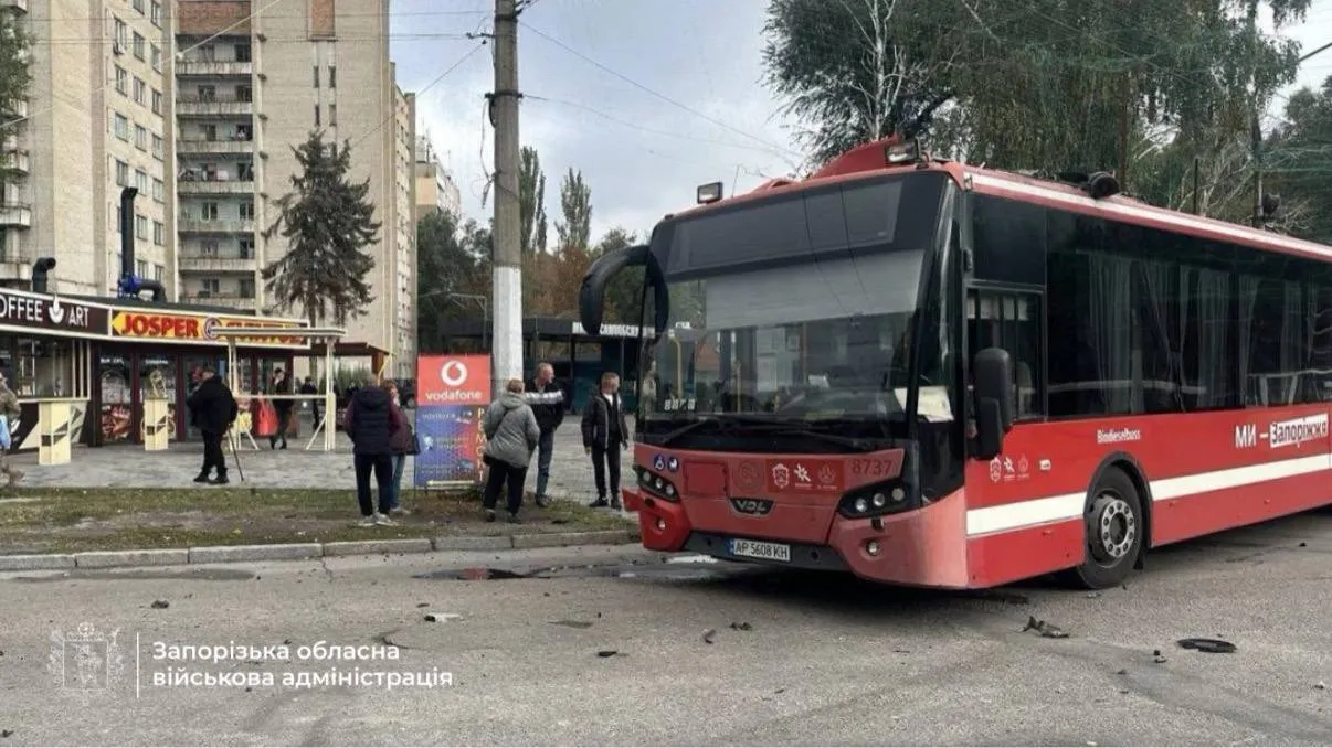 FPV-дрон влучив у муніципальний автобус у Запоріжжі: що відомо