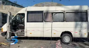 Терор FPV-дронами у Запоріжжі: пошкоджено маршрутку, авто та електроопору, є поранена